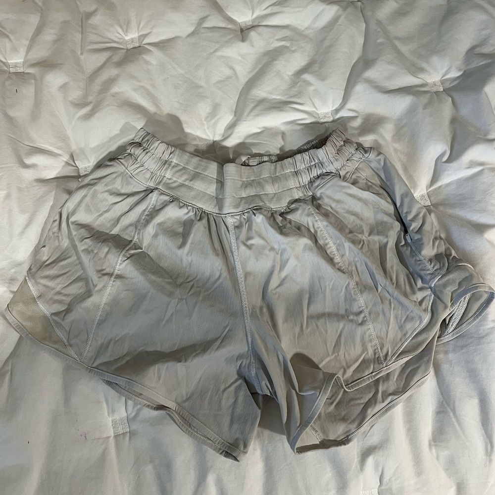 Lululemon hotty hot shorts ‘4 in white